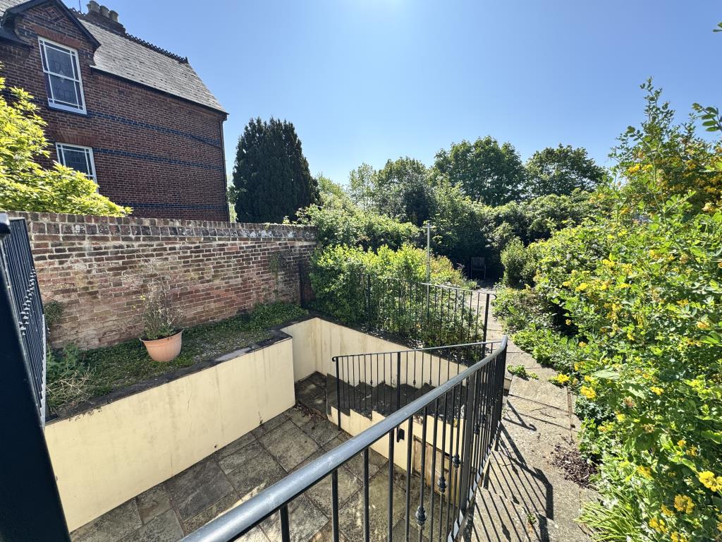 Lot: 138 - TWO-BEDROOM BUNGALOW WITH ANNEXE - Gardens to the rear of the property